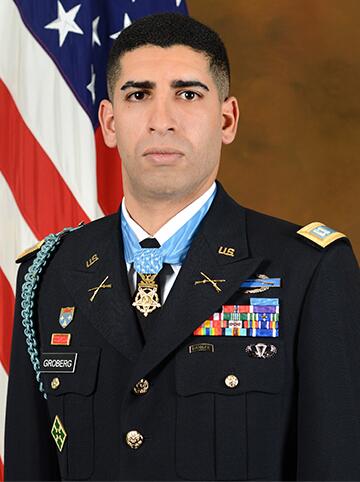 Capitán Florent A. Groberg, Ejército de EE.UU. (Retirado); Receptor de la Medalla de Honor; Director de Enlace Público de Boeing, Washington, DC