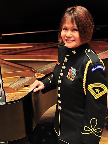 Sargento Mayor Mercy A. Diez, Vocalista, Banda “Pershing’s Own” del Ejército de los Estados Unidos, Falls Church, VA